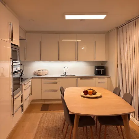 Stylish Townhouse With 3 Bedrooms And Bathtub *