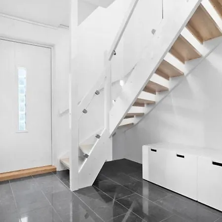 Stylish Townhouse With 3 Bedrooms And Bathtub