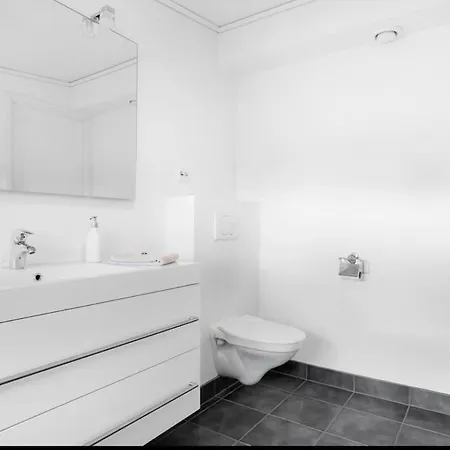 Stylish Townhouse With 3 Bedrooms And Bathtub Апартаменты Саннес